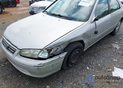 2001 Toyota Camry Le z USA, uszkodzony, nr VIN 4T1BG22K71U815204